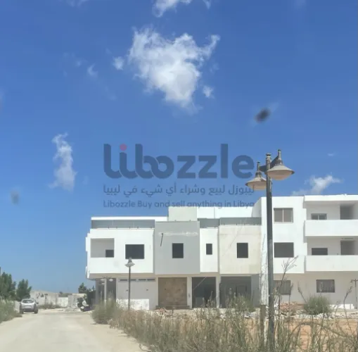 شقة عظم علي شارعين في الهواري  قريب من الرئيسي