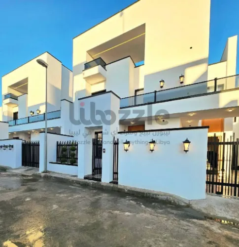 فيلا من طابقين مفصولات تكفي لسكن عائلتين