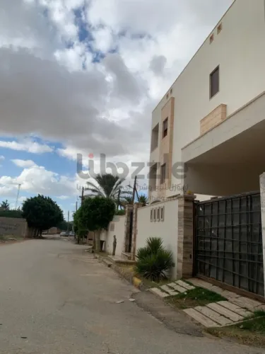 عمارة حديثة ب تلاتة فلل او شقق مع مخزن خارجي