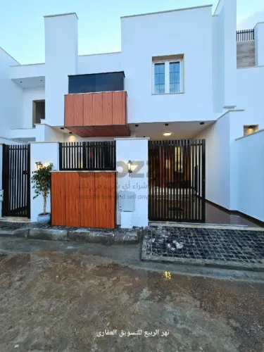فيلا من طابقين خليجي موقع ممتاز عرض حصري