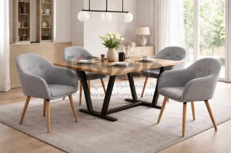 4 كراسي اكل بتصميم كلاسيكي مع قواعد من الخشب الطبي