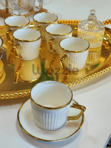 فنجان قهوة من السيراميك مع صحن مطابق، يتميز بتصميم