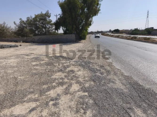 قطعة أرض على الطريق