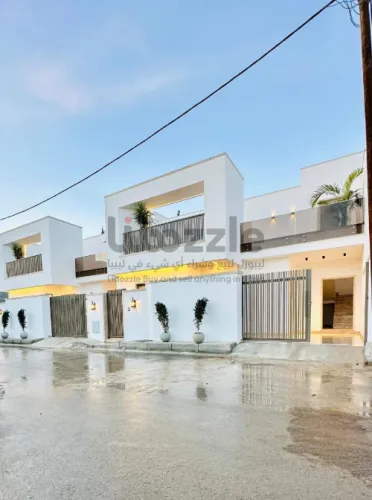 فيلا ارضيه بتصميم فاخر بالحوض السباحة