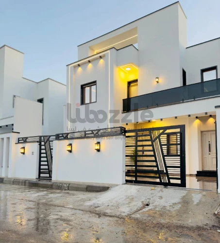 فيلا من طابقين مفصولات تشطيب حديث بأدق التفاصيل