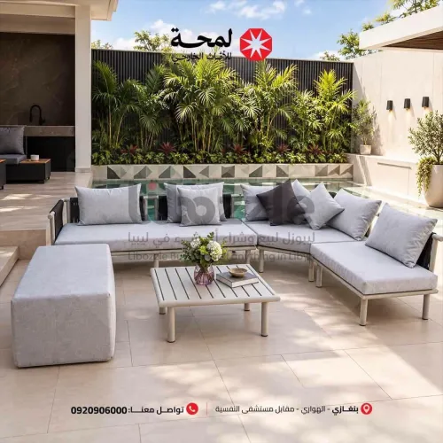 جلسة خارجية بتصميم عصري وألوان هادئة،