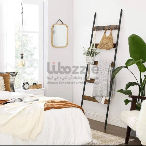 علاق بتصميم مبتكر وحديث مصنوع من الحديد والخشب