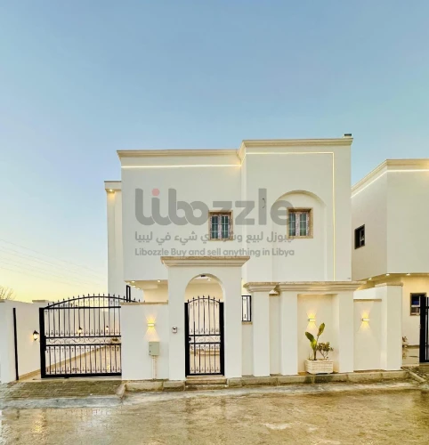 فيلا من طابقين مفصولات بالكامل بتصميم حديث وتشطيب
