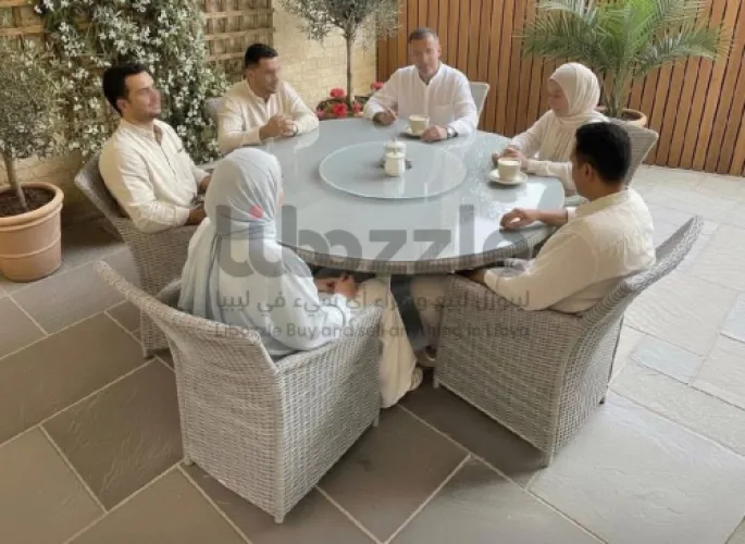 طقم الطاولة و6 كراسي بذراعين من المتميّز، الأناقة