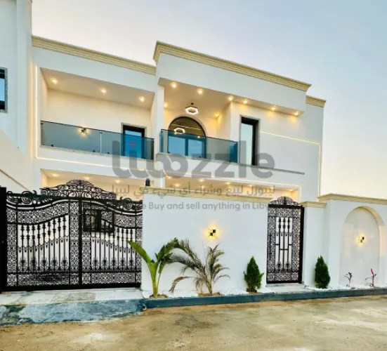 فيلا من طابق وملحق مفصولات تشطيب حديث بأدق التفاصي