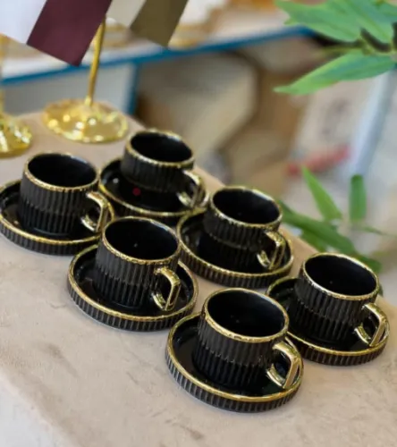 فنجان قهوة من السيراميك مع صحن مطابق، يتميز بتصميم