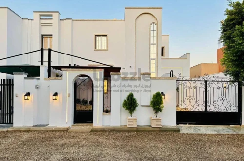 فيلا بتصميم دور وملحق بتشطيب حديث وفاخر