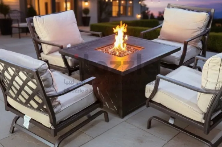 يأتي الطقم مزوّدًا بطاولة موقد نار توفر دفئًا لطيفًا و