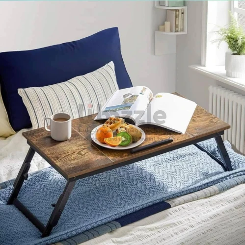 مكتب الكمبيوتر المحمول الإفطار على أريكة السرير