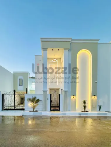 فيلا بواجهتن طابق وملحق بتصميم عصري وتشطيب حديث