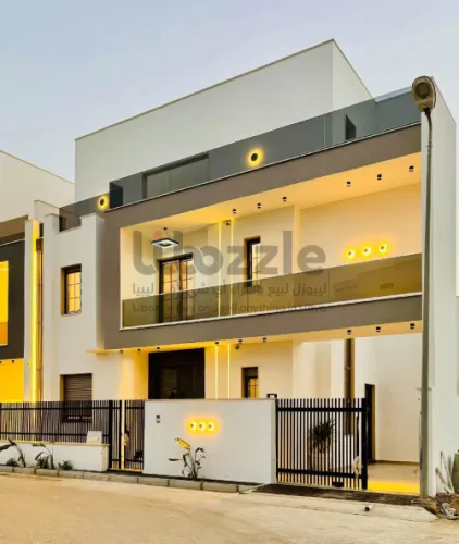 🏡فيلا من طابقين وملحق بنظام مفصول