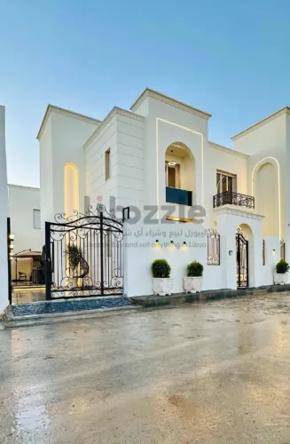 ڤيلا راقية من طابقين بنظام خليجي