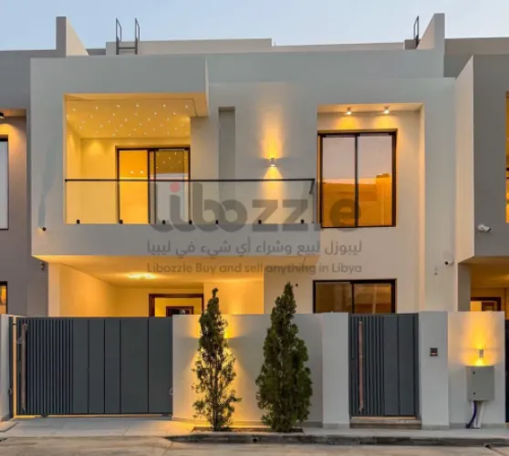 فيلا داخل مقسم سكني راقٍ ومنظم.