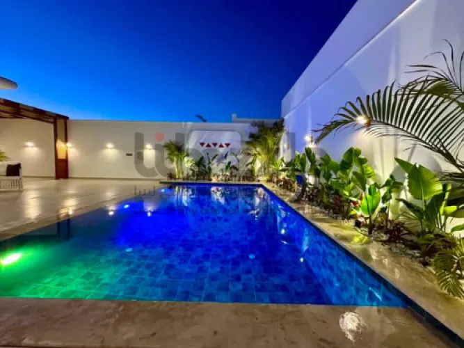 استراحة  للبيع ارض 300 متر مسقوف  130