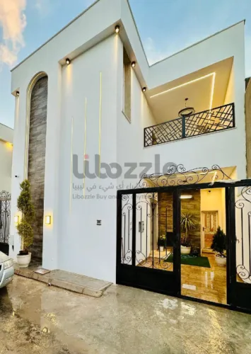 فيلا من طابقين مفصولات للبيع تسكن عائلتين بالراحة