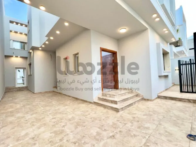 فيلًا من دورين للبيع في السراج طريق مواشي