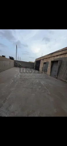 مخزن للايجار عين زاره بلقرب من هابي لاند