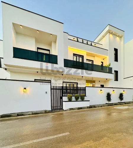 فيلا راقية بطابقين – تصميم فخم وتشطيب 2025