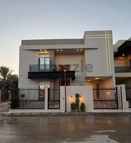 فيلا  واجهتين طابقين وملحق كبير للبيع