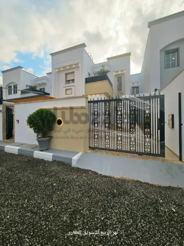 فيلا طابقين بتصميم الحائر تبعد على الطريق الرئيسي