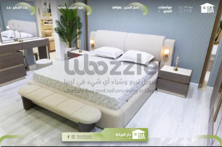 غرفة نوم مع إضاءة ذكية ودرج اكسسوارات لترتيب مقتني