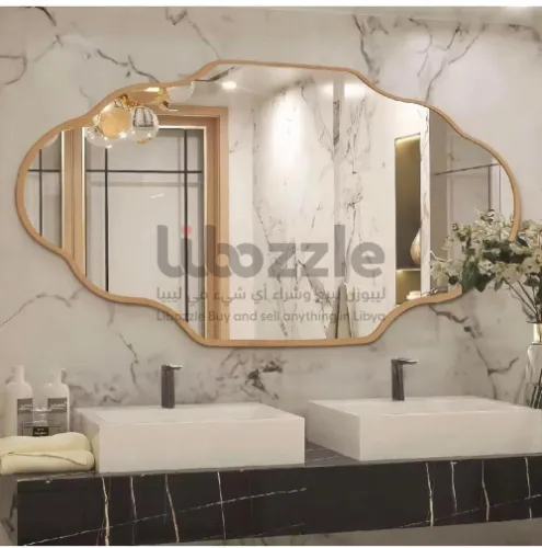 مرآة بإطار ذهبي