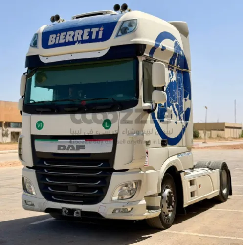 شاحنة DAF 106 مع ستارة