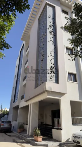 شقة ارضية خلف حلويات الساحل مساحة 200متر بناء حديث