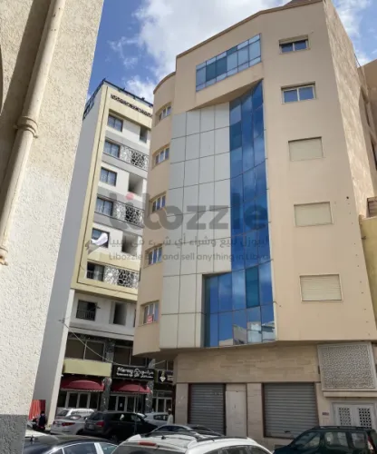 مبنى  تجاري  للبيع في موقع ممتاز علي الرئيسي