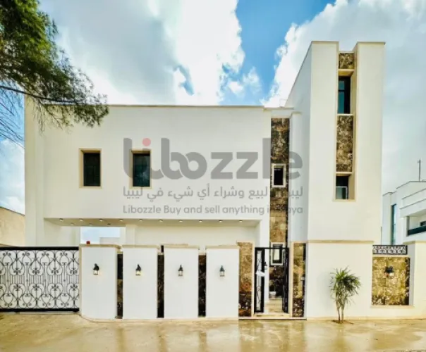 فيلا من طابقين مفصولات  بي ارض  365 متر ومسقوف 555